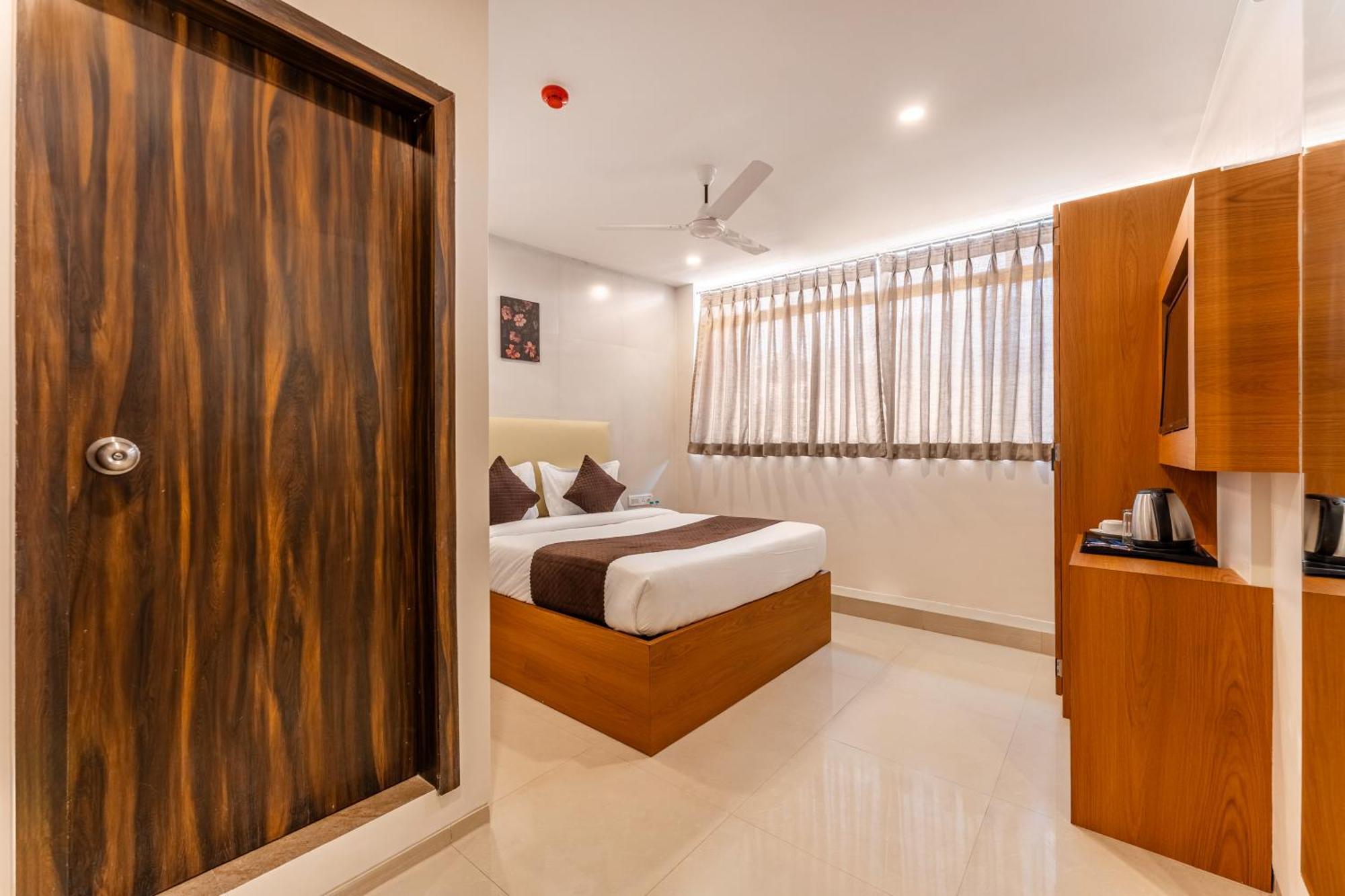 Metropolis Business Hotel Панаджи Екстериор снимка